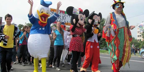 Micutii au pornit intr-o parada pe strazi