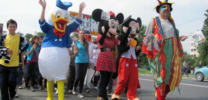 Micutii au pornit intr-o parada pe strazi