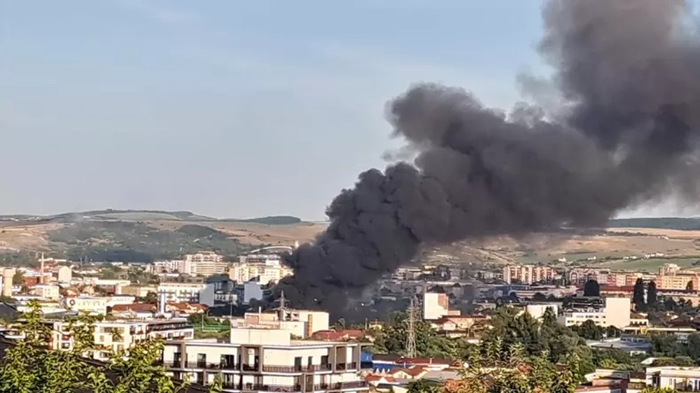 Incendiu de proporții la o hală din Cluj-Napoca. Focul s-a extins la acoperișurile a trei case VIDEO