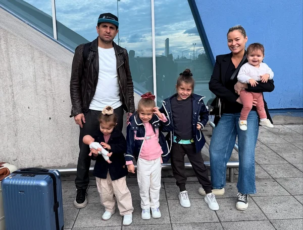 Laura Cosoi și familia sa FOTO: FB