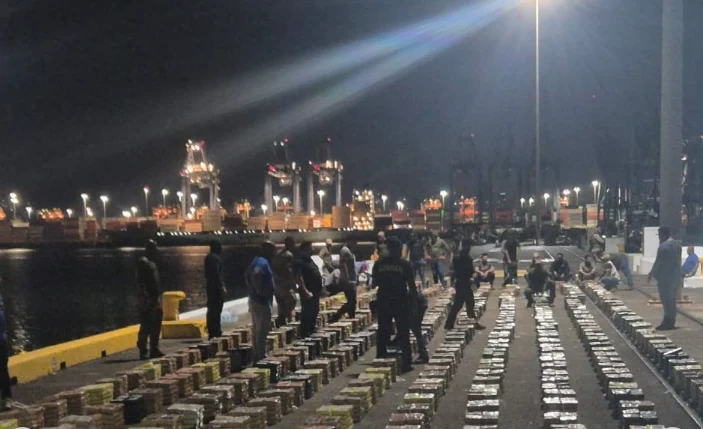 Peste 13 tone de droguri cu destinația SUA au fost confiscate de autoritățile din Panama de pe un feribot din Pacific