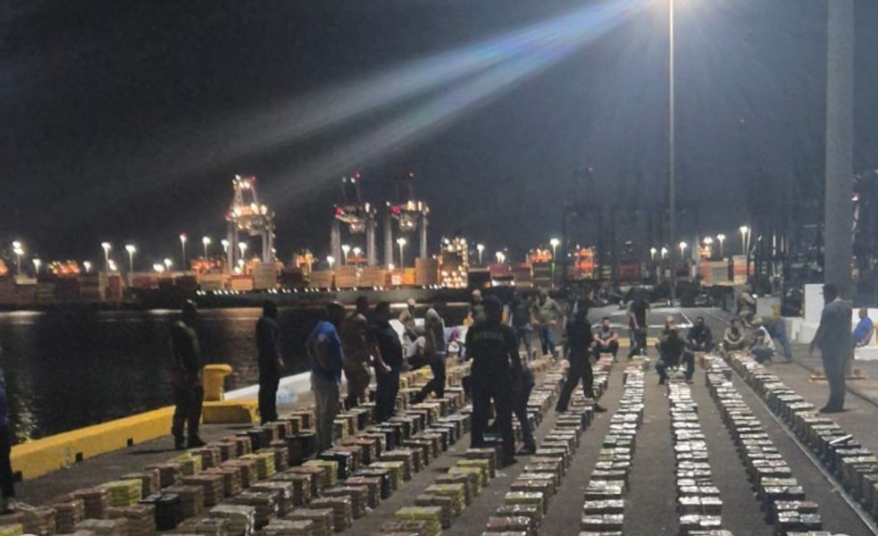 Peste 13 tone de droguri cu destinația SUA au fost confiscate de autoritățile din Panama de pe un feribot din Pacific