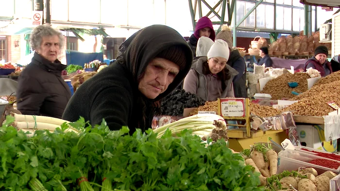 Bătrânii grădinari se împart între gospodărie și piață. FOTO I. Bunilă