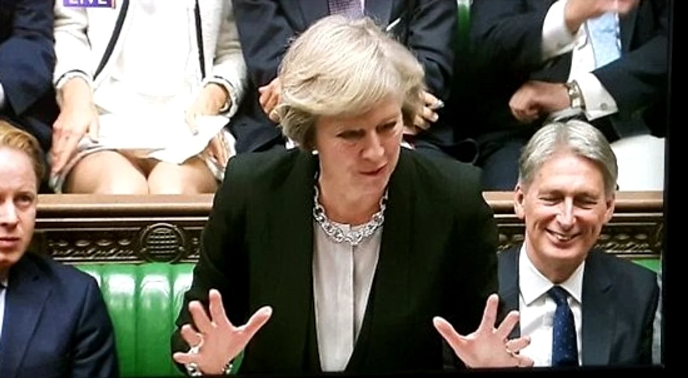 Lucy s-a aşezat picior peste picior chiar în momentul în care toate camerele erau aţintite asupra premierului Theresa May