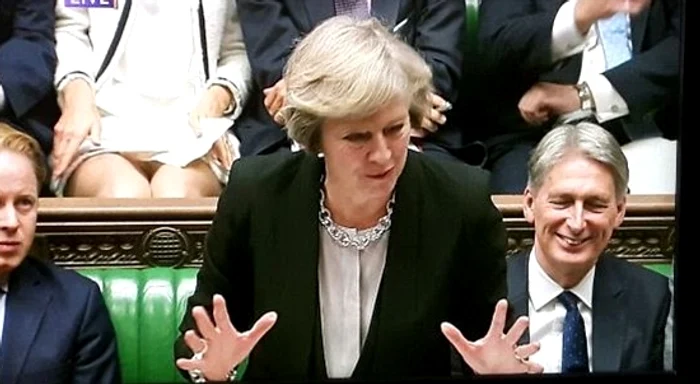 Lucy s-a aşezat picior peste picior chiar în momentul în care toate camerele erau aţintite asupra premierului Theresa May