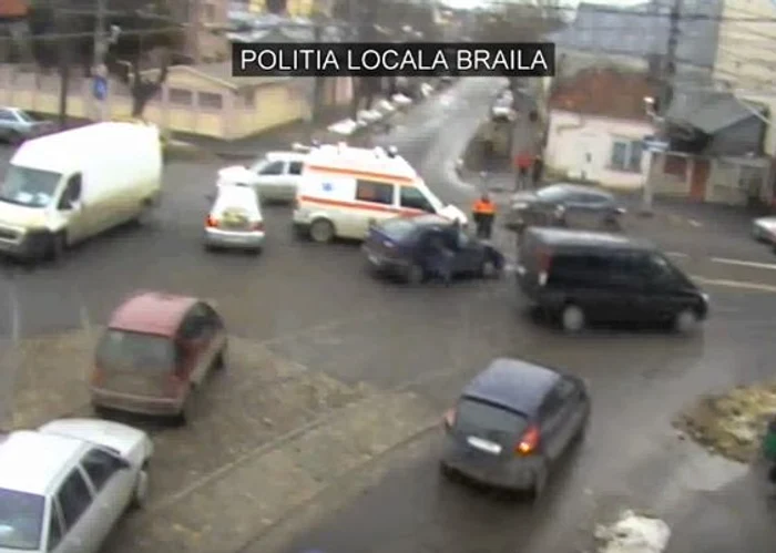
    Ambulanţa transporta o pacientă în comăcaptură video  