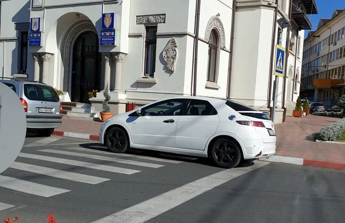 Maşina a fost parcată chiar pe trecerea de pietoni SURSĂ: www.facebook.com/dintrafic.ro
