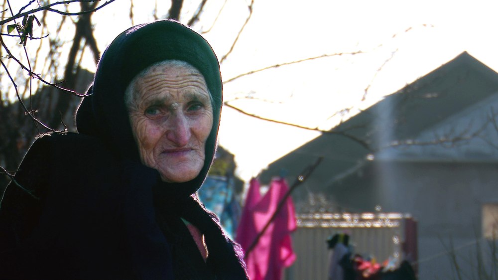 Cum făceau față bătrânii iernilor grele de odinioară „Acum mâncăm mai prost, hainele nu mai sunt călduroase” VIDEO FOTO