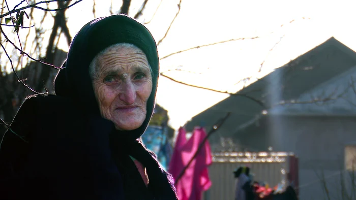 Pe doamna Dobrița nu o mai impresionează iernile de acum. FOTO I. Bunilă