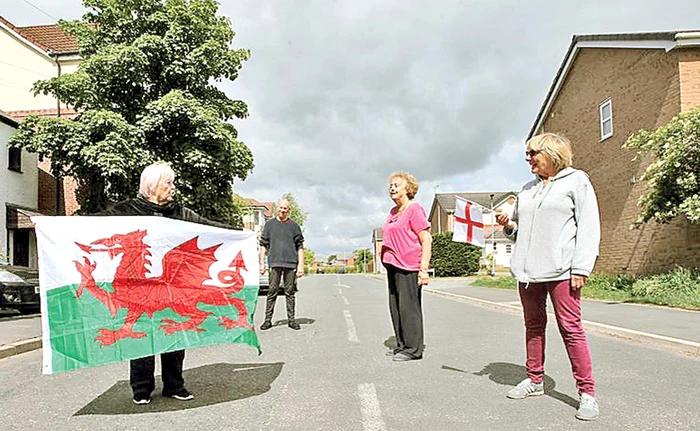 În orășelul Saltney dintre Țara Galilor și Anglia, unii sunt blocați în case, iar alții liberi
