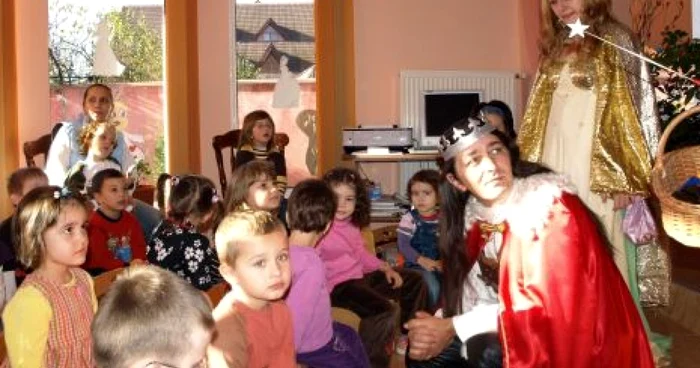 Copiii au fost foarte receptivi la scena de teatru. D. Guţă