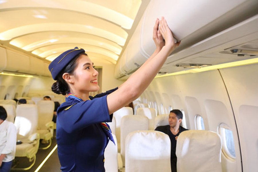 Cât câştigă o stewardesă care lucrează la Wizz Air, Ryanair, Tarom sau Emirates în 2025