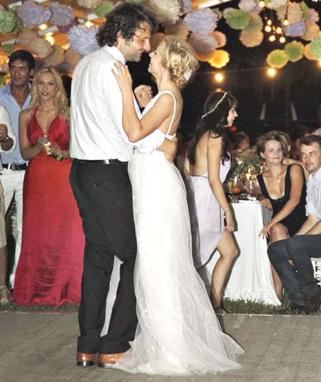 Mirii au deschis petrecerea  cu un dans lent