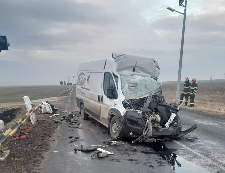 Un șofer a murit după ce autoutilitara pe care o conducea s-a izbit de un tir oprit, la trecerea cu calea ferată