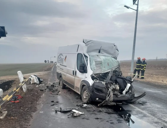 Autoutilitara s-a izbit de un tir oprit FOTO: Drumuri regionale Galați-Brăila