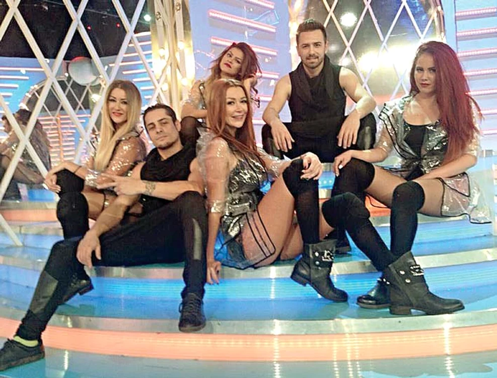 Trupa Bambi are două soliste, două dansatoare şi doi dansatori