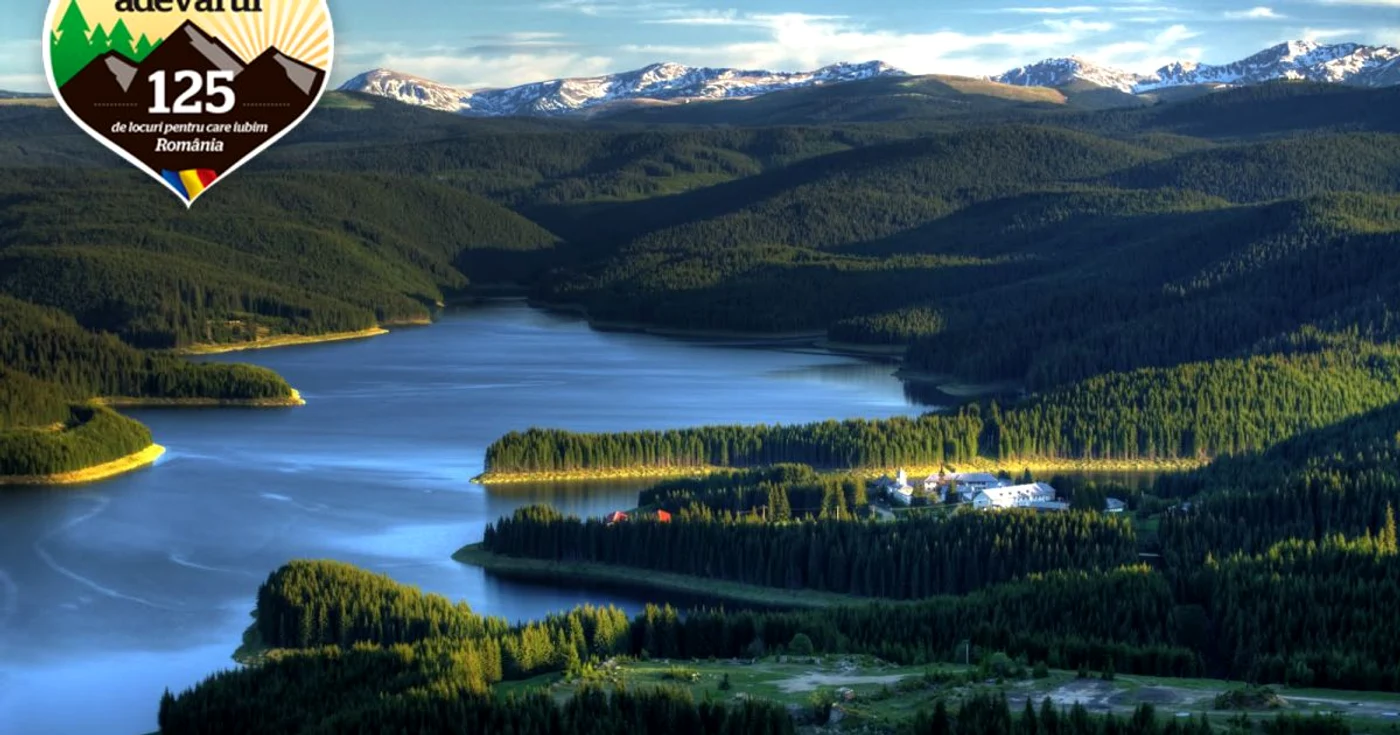 Panoramă cu lacul Oaşa, locul de intrare pe Valea Frumoasei în Munţii Şureanu