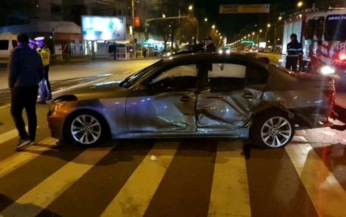 Ambele autoturisme au fost avariate