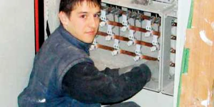 La doar 22 de ani, Liviu Curcan montează instalaţii electrice la zeci de blocuri