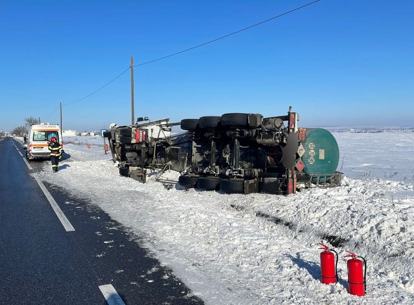 O autocisternă cu nitrat de amoniu s-a răsturnat pe E85, în Neamţ. Traficul a fost închis 
