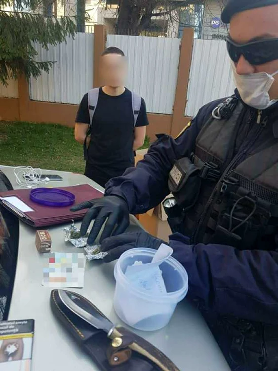 Au fost găsite mai multe pacheţele cu „substanţe vegetale”. FOTO: Jandarmeria Română