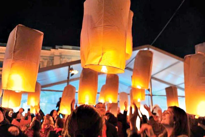 Poliţiştii au oferit mărţişoare şoferiţelor în zona Arcul de Triumf