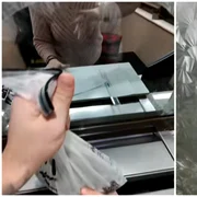 Un bărbat a ales o formă neobișnuită de protest față de majorările de taxe și impozite locale: s-a prezentat la ghișeul de plată cu o pungă de aproximativ cinci kilograme, plină cu monede FOTO: captură TikTok