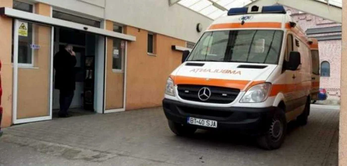 Botoşăneanul a fost adus cu ambulanţa la spital FOTO Adevărul