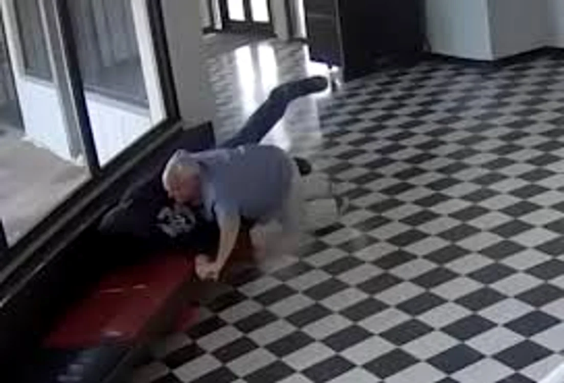 Directorul l-a imobilizat pe atacator Foto: captură video