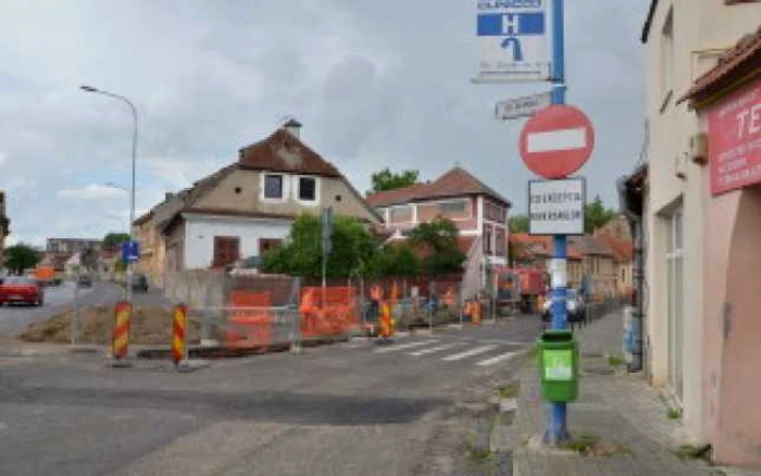 Strada este închisă circulaţiei. FOTOnewsbv.ro