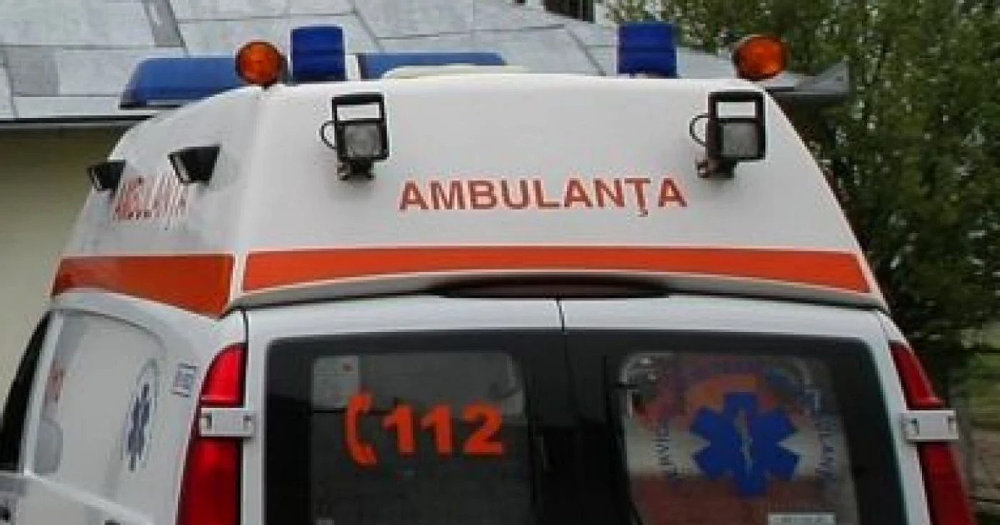 Femeia a fost preluată de ambulanţă