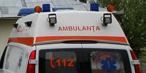 Femeia a fost preluată de ambulanţă