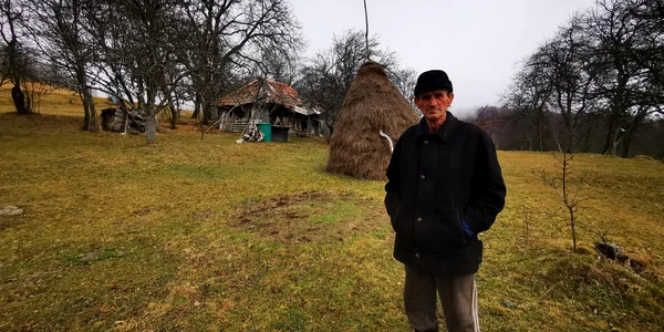 Oamenii din cătunul Poienița, Ținutul Pădurenilor  Foto Daniel Guță (13) jpg