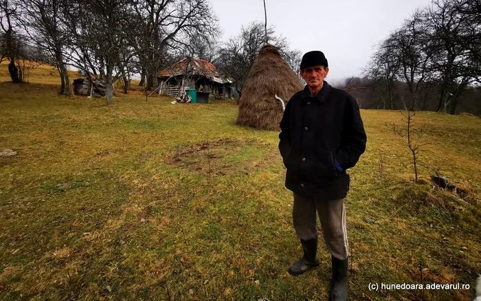 Aurel Seleșan, în gospodăria sa. Foto: Daniel Guță