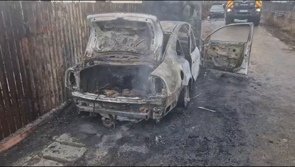 Un șofer a provocat în mod intenționat mai multe accidente rutiere. Ulterior, a dat foc mașinilor implicate VIDEO