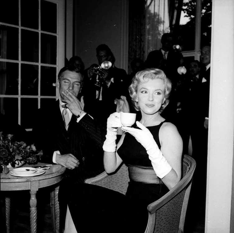 FOTO GULIVER, GETTY Sex simbolul absolut Marilyn Monroe, la o ceaşcă de ceai cu Laurence Olivier.
