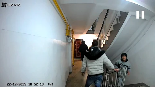 VIDEO Supărați că nu li s-a deschis, un grup de colindători au vandalizat ușile apartamentelor