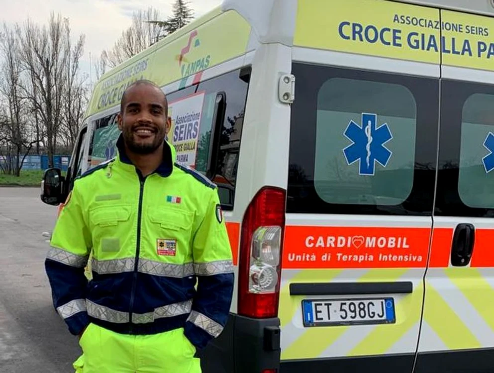 
    Rugbyst-ul italian Maxime Mbanda lucrează ca voluntar la ambulanța din ParmaFoto: Facebook/MaximeMbanda  