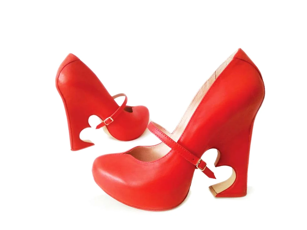 Perechea de pantofi cu toc tip “stiletto” este în formă de inimă