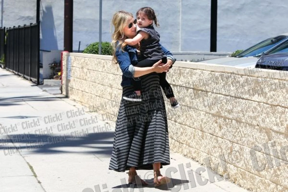 Sarah Michelle Gellar şi fiica sa (Foto Hepta)