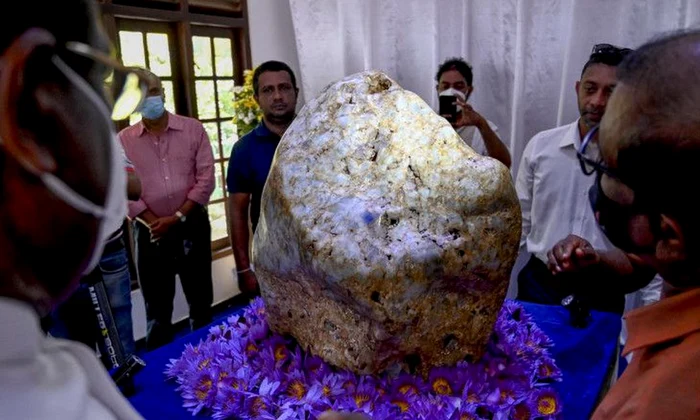 Sri Lanka va scoate la licitaţie cel mai mare safir natural albastru din lume jpeg