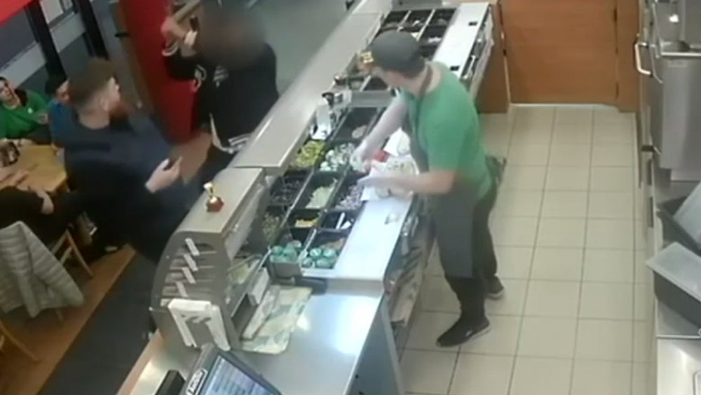 Momentul șocant în care un tânăr l-a atacat cu toporul pe angajatul unei benzinării din Bucureşti VIDEO
