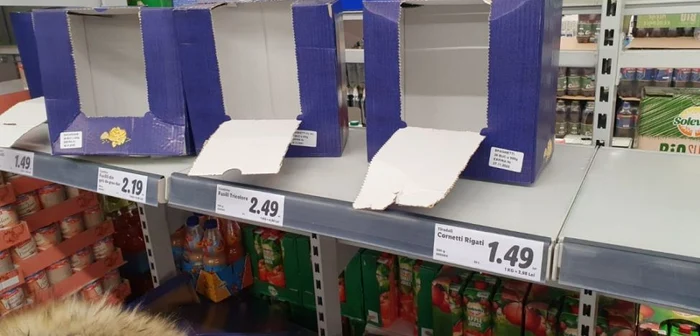 Rafturi goale intr-un supermarket din Bucuresti