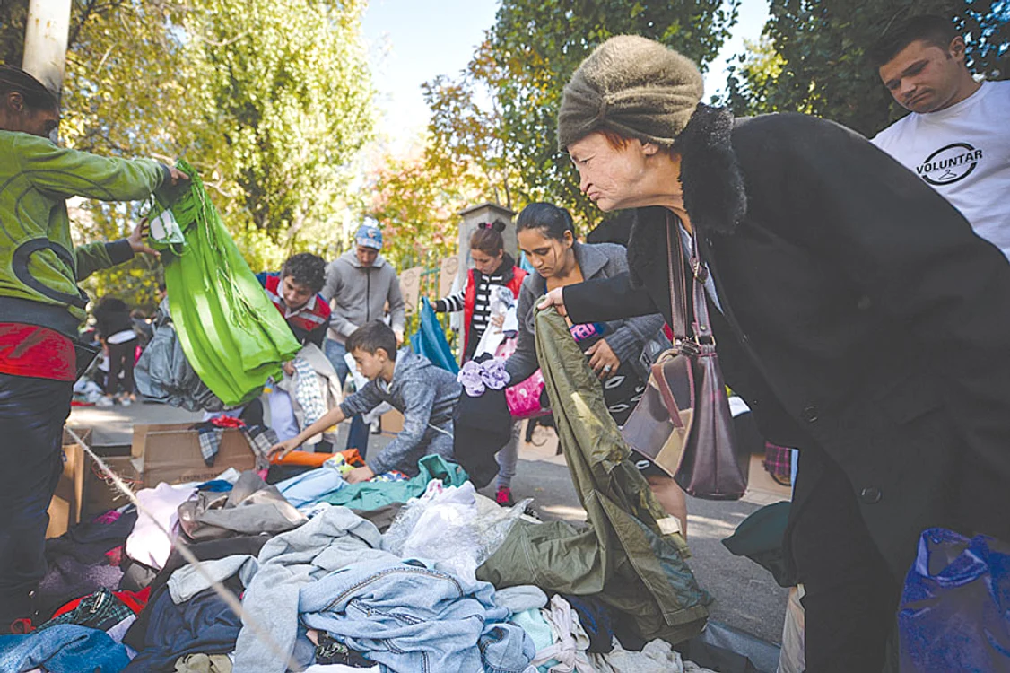 
    Reporterul Click! a cumpărat câteva produse pe care le-a lăsat în frigiderul comunitarFoto: Dorin Constanda   