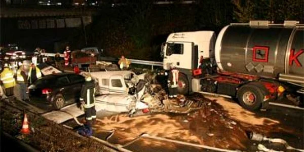 Trei persoane au decedat în urma prăbuşirii unui avion de mici dimensiuni
