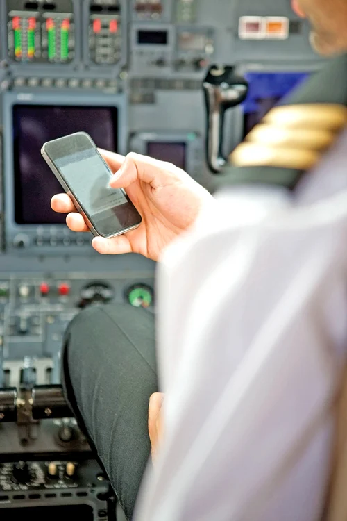 Pilotul şi-a anunţat  gândul sinucigaş  printr-un SMS 