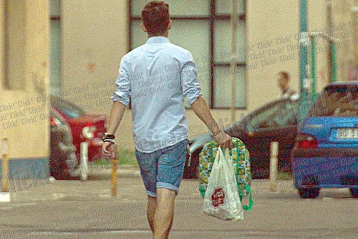 Solistul este tare mândru de premiul pe care l-a câștigat (Fotografii: Alex Muscaliu)