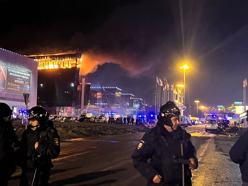 Un bărbat care a petrecut toată noaptea salvând oameni de la Crocus a murit