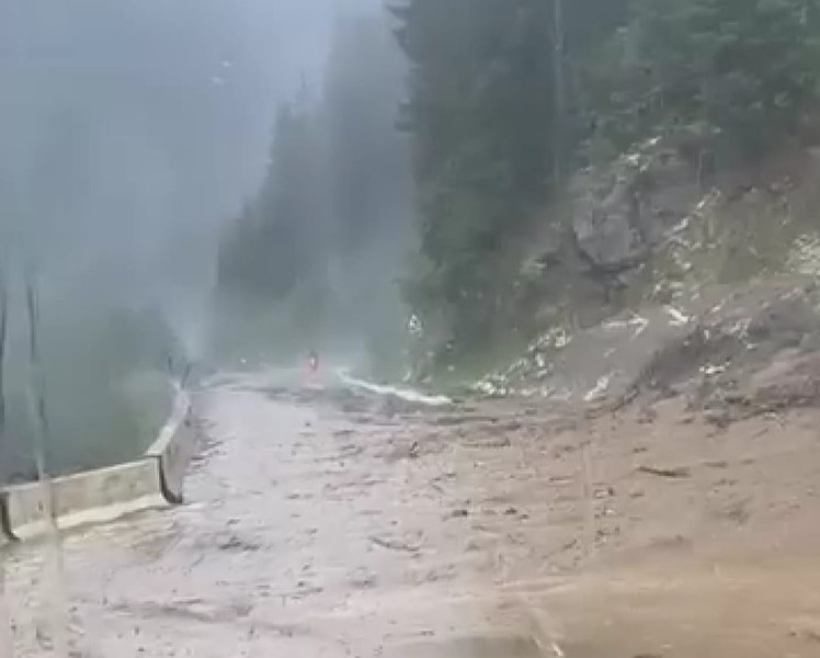 Ploaia a făcut prăpăd pe Transalpina. Zona Hidrocentralei Gâlceag a fost blocată de aluviuni VIDEO