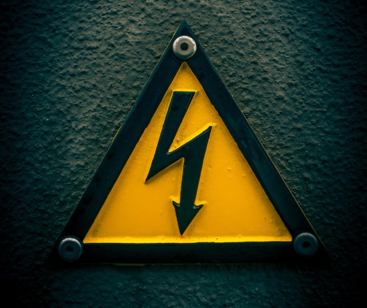 Un bărbat care se afla la furat într-o stație de transformare a murit electrocutat